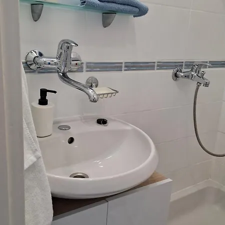 Lea I Lovro Lejlighed *